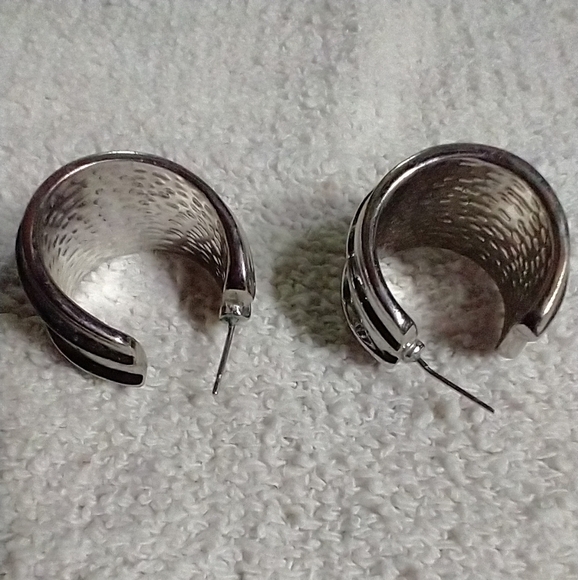 Wide silvertone hoop earrings - Picture 5 of 6